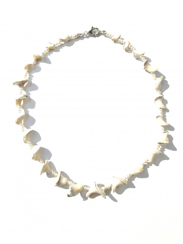 Halskette mit Muscheln und Perlen
