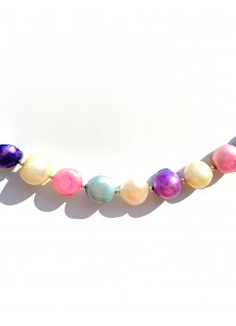 Kolorowy naszyjnik z farbowanych perełek